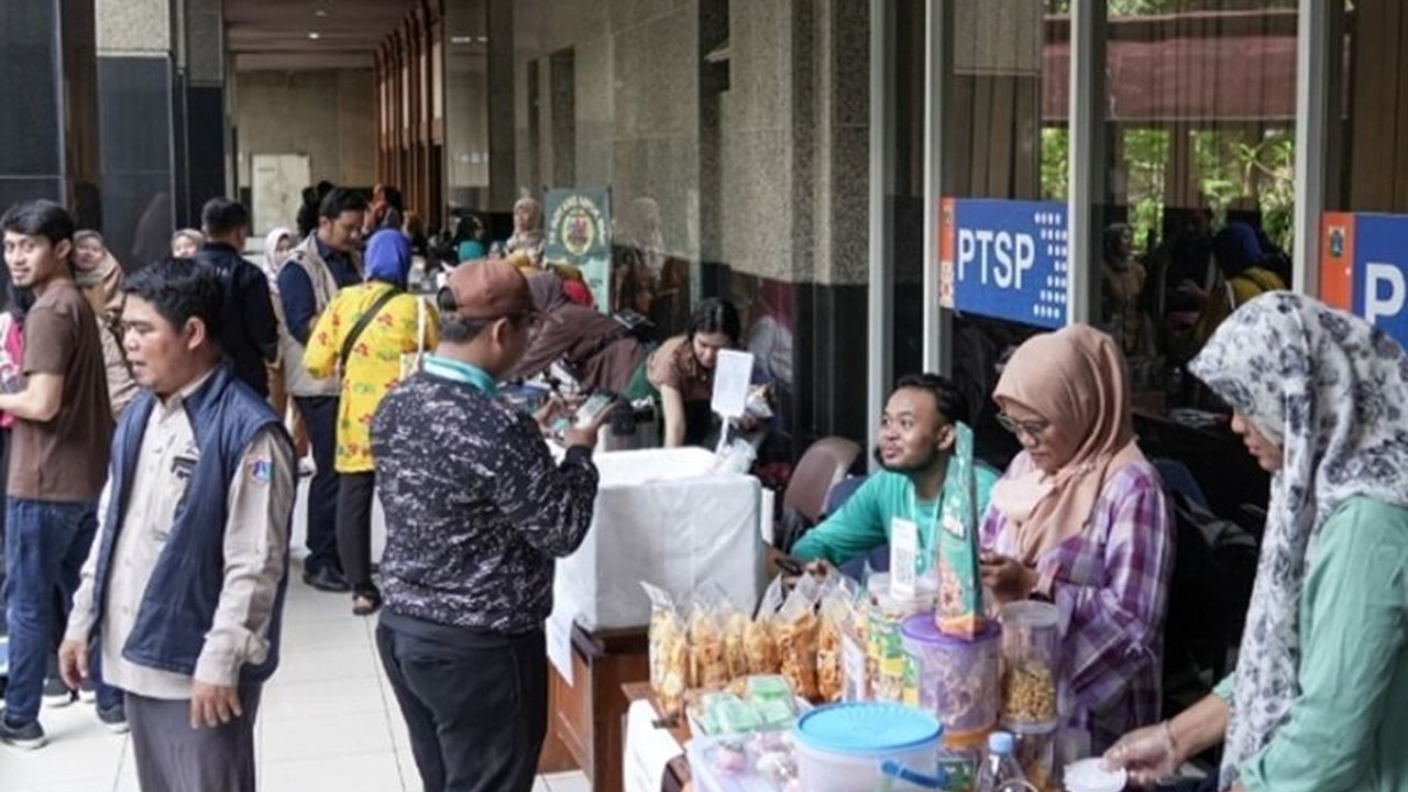 Pemerintah Kota Jakarta Barat menggelar bazar UMKM di delapan wilayah kecamatan pada 15-16 Mei 2025, untuk meningkatkan pemasaran produk lokal dan menstabilkan harga pangan.