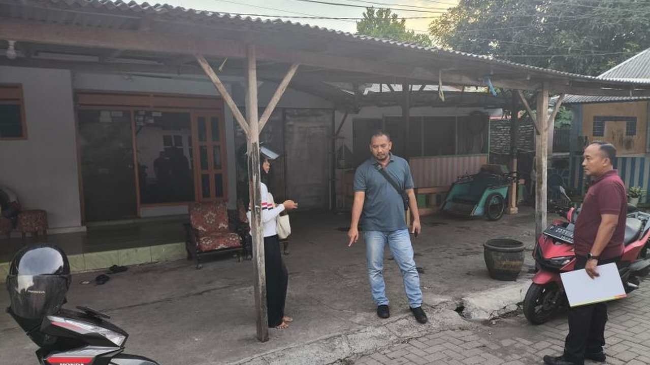 Polisi di Situbondo melakukan prarekonstruksi kasus penganiayaan anak 10 tahun yang dibakar teman sebayanya hingga mengalami luka bakar serius, menetapkan pasal 76 C jo Pasal 80 UU Perlindungan Anak.