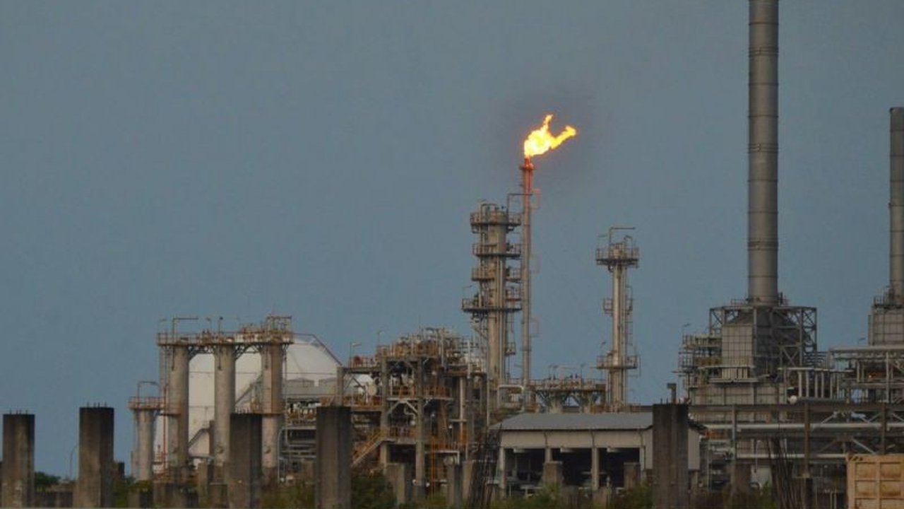 Kementerian Perindustrian (Kemenperin) mendorong kemajuan industri petrokimia di Indonesia melalui peningkatan kualitas SDM, guna memenuhi kebutuhan pasar domestik dan daya saing global.