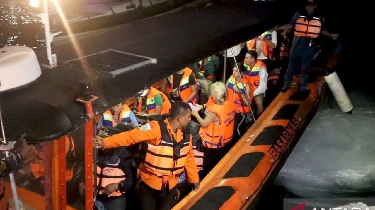 Tim SAR gabungan berhasil mengevakuasi 15 penumpang kapal wisata, 14 wisatawan asing dan 1 pemandu, yang kandas di Tanjung China, Taman Nasional Komodo, Nusa Tenggara Timur.