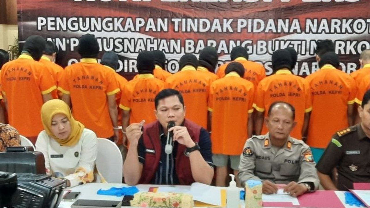 Polda Kepri berhasil menangkap dua pria di Batam yang kedapatan membawa satu kilogram heroin dan 12,5 gram sabu, diduga berasal dari Malaysia dan akan diedarkan ke Jakarta.