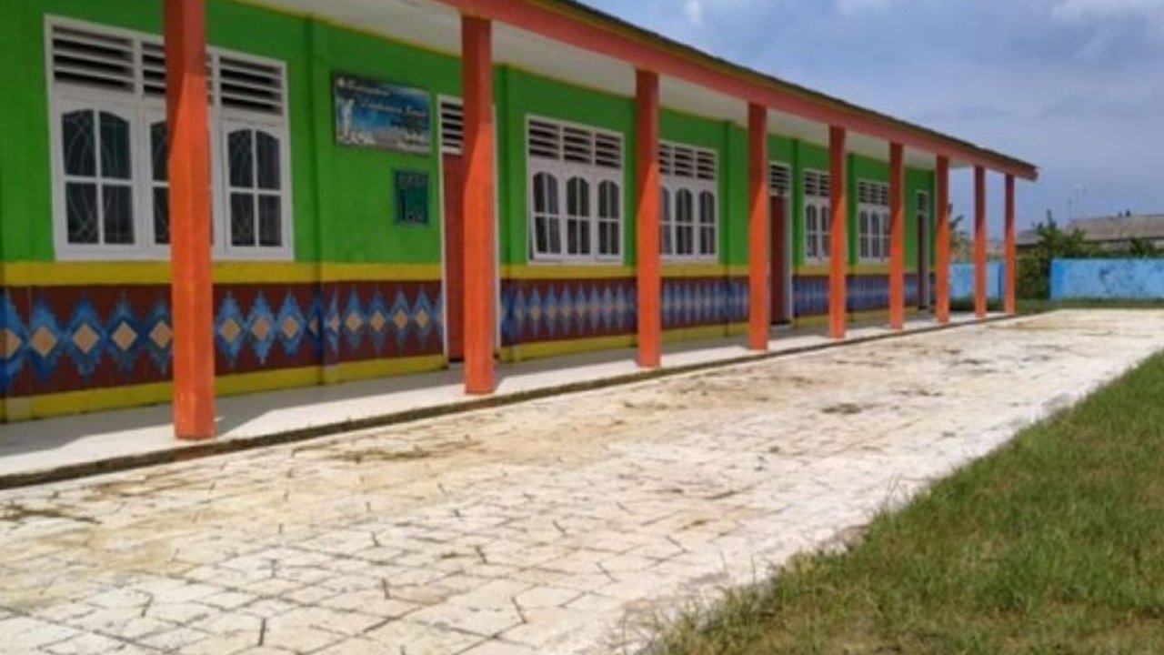 PT Pertamina Hulu Energi Offshore South East Sumatra (PHE OSES) renovasi empat sekolah di Lampung Timur, termasuk perbaikan infrastruktur dan bantuan komputer, untuk mendukung pendidikan berkualitas.