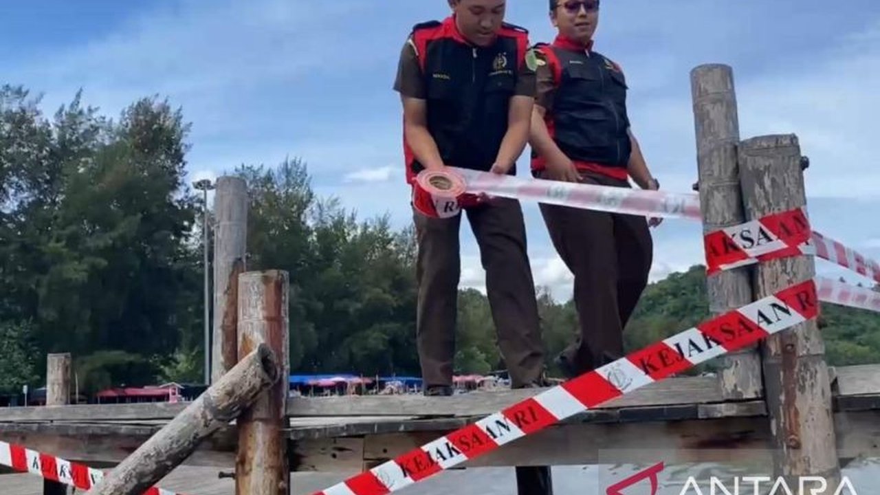 Kejati Sumbar Sita Tiga Wahana Wisata di Pantai Air Manis Terkait Korupsi Rp2,9 Miliar