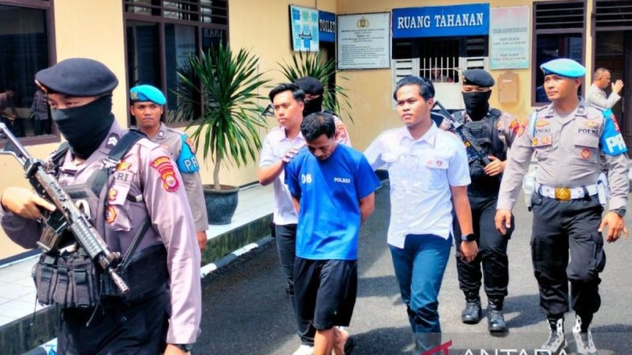 Pria 44 tahun di Rejang Lebong, Bengkulu, terancam hukuman 15 tahun penjara karena membunuh istri sirinya dan anak tirinya; tersangka ditangkap di Karawang setelah melarikan diri.