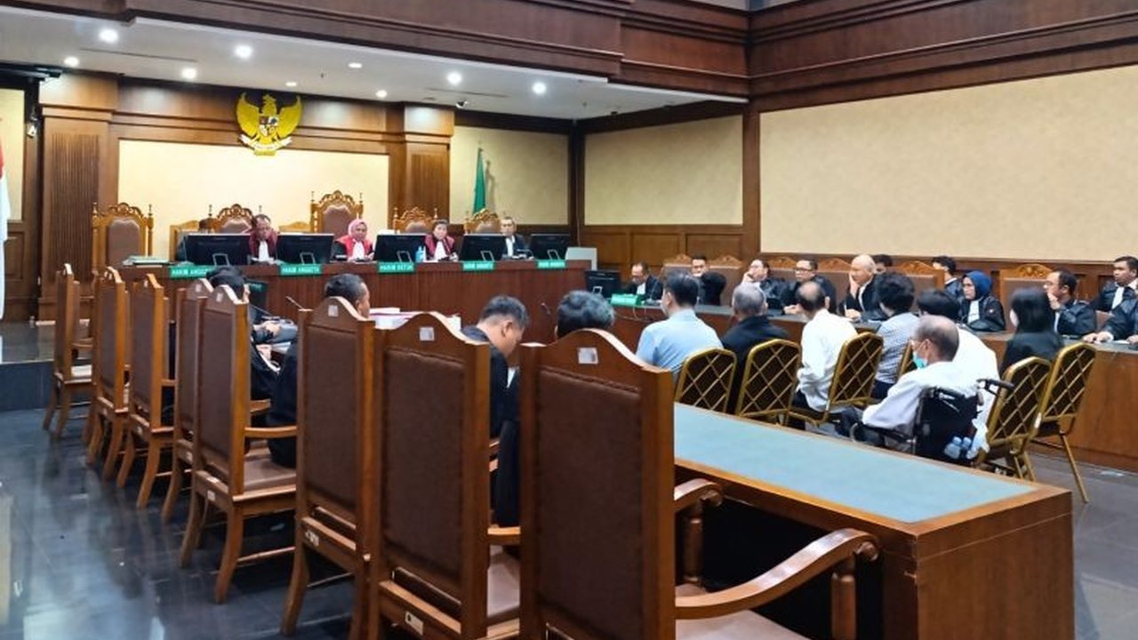 Tujuh pihak swasta dituntut hukuman penjara 8-12 tahun dan denda ratusan juta rupiah karena keterlibatan mereka dalam kasus korupsi emas PT Antam senilai Rp3,31 triliun.
