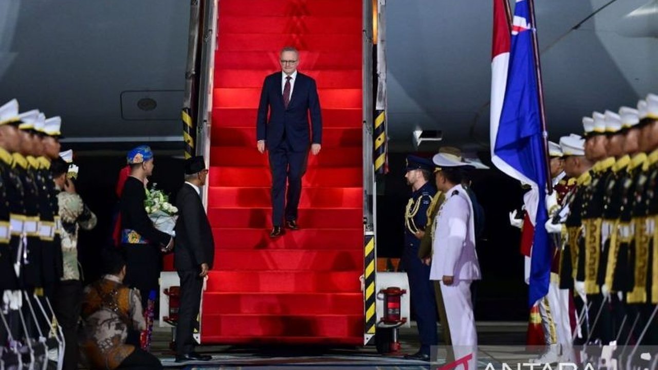 Perdana Menteri Australia, Anthony Albanese, tiba di Indonesia dan disambut Presiden Prabowo Subianto di Istana Merdeka dalam kunjungan resmi yang bertujuan memperkuat hubungan strategis kedua negara.