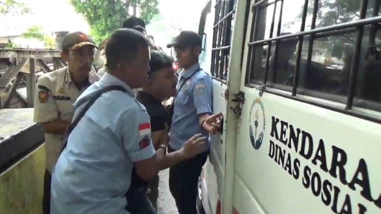 Razia Preman dan PKL di Jalan Raya Bekasi: Pemkot Jaktim Berkomitmen Tertibkan Trotoar