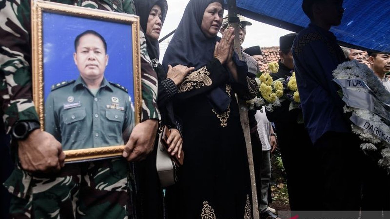 Ledakan amunisi di Garut menewaskan 13 orang, termasuk 4 prajurit TNI AD; 25 prajurit kini diperiksa dalam investigasi.