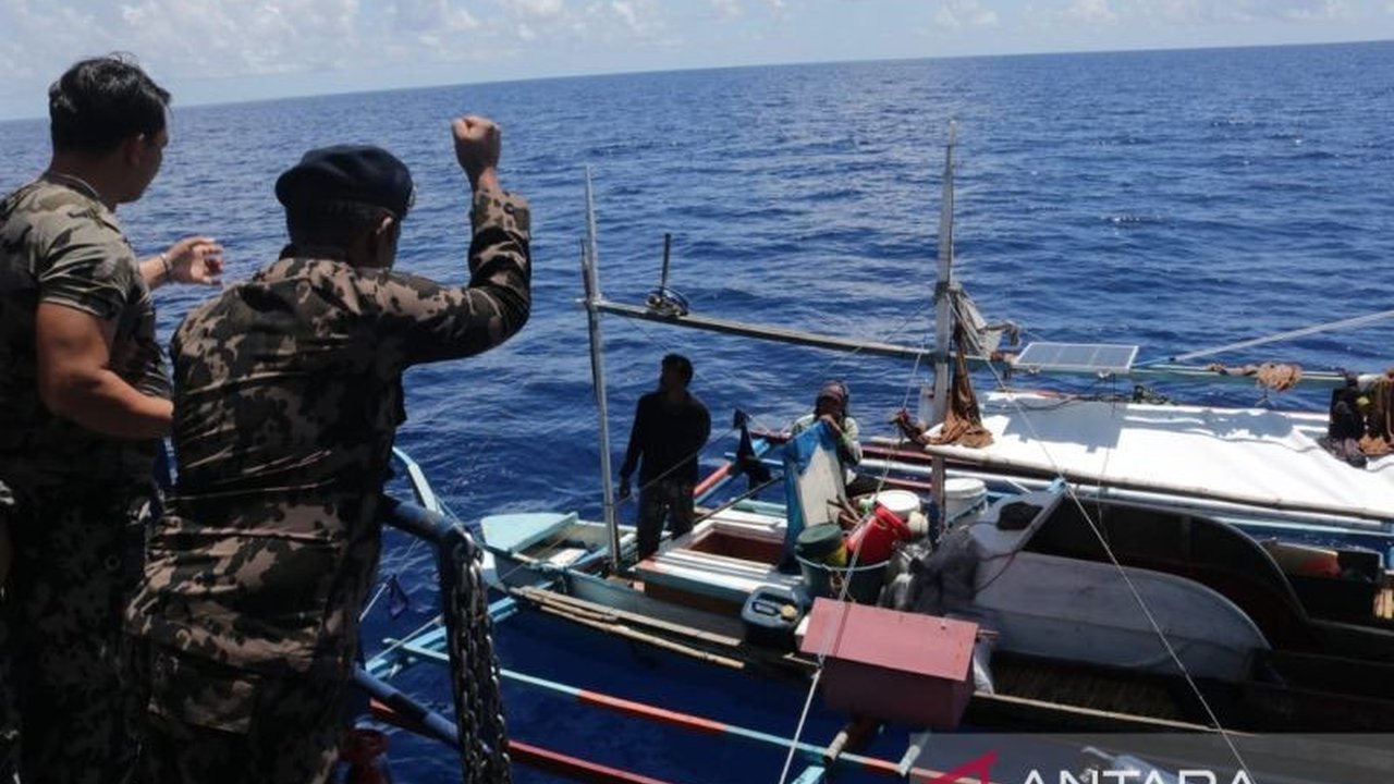 Kapal ikan Filipina tanpa izin ditangkap di perairan Talaud, Sulawesi Utara; KKP berhasil mengamankan kapal dan tiga ABK Filipina serta ikan tuna hasil tangkapan ilegal.