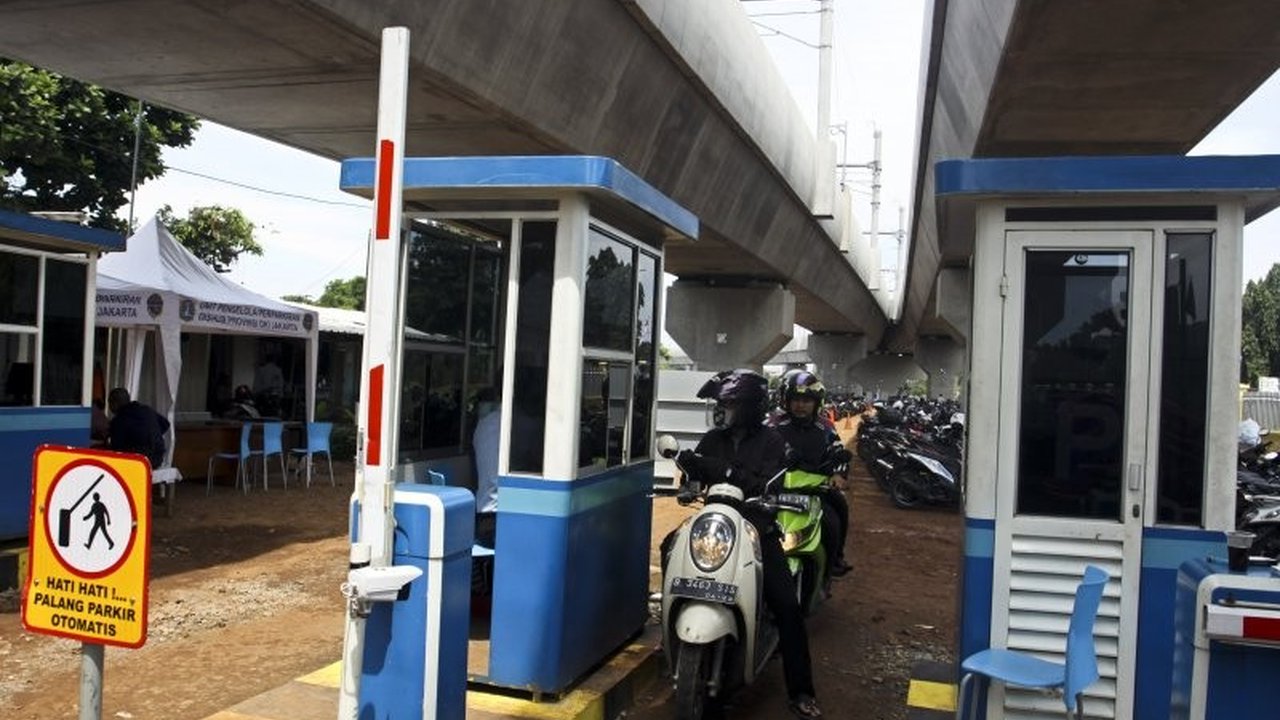 Pemprov DKI Jakarta berkolaborasi dengan daerah penyangga untuk membangun sistem park and ride guna mendorong penggunaan transportasi umum dan mengurangi kemacetan.