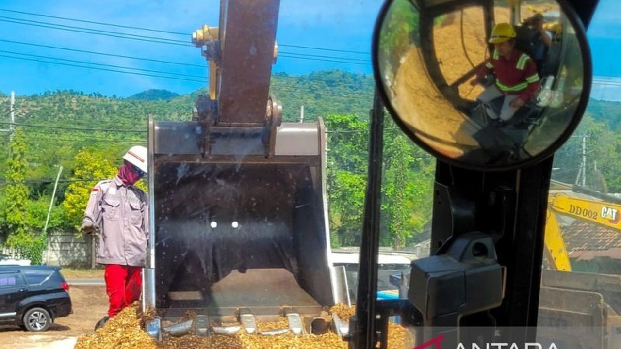 Program cofiring biomassa di PLTU Paiton, Situbondo, berhasil menciptakan ratusan lapangan kerja baru dan meningkatkan perekonomian masyarakat sekitar.