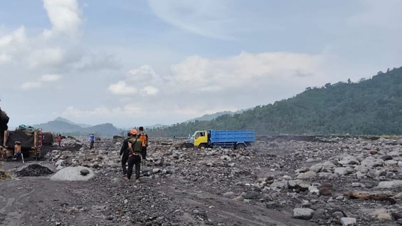 BPBD Lumajang terus memantau aktivitas lahar dingin Gunung Semeru setelah hujan deras mengguyur puncak dan lereng gunung, memastikan keamanan warga dan memperbaiki infrastruktur yang rusak.