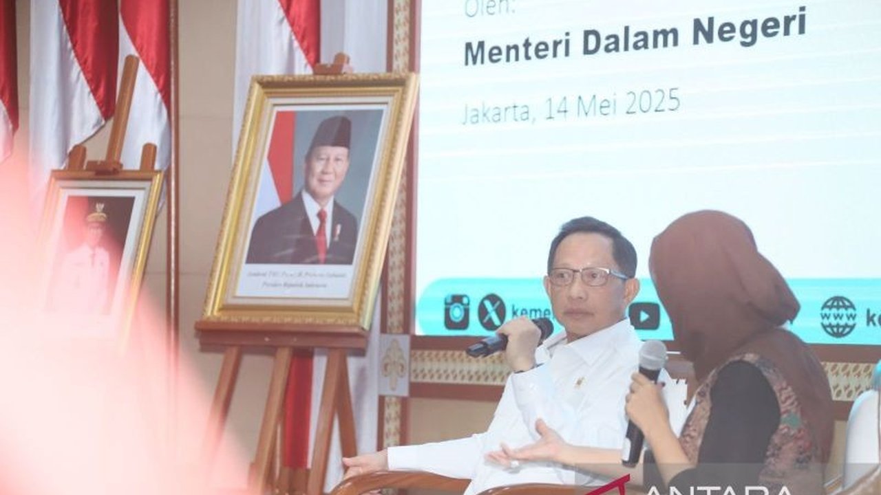 Menteri Dalam Negeri (Mendagri) Muhammad Tito Karnavian mendorong pemerintah daerah untuk memprioritaskan pembangunan SDM melalui pendidikan, kesehatan, dan pelatihan guna menghadapi bonus demografi.