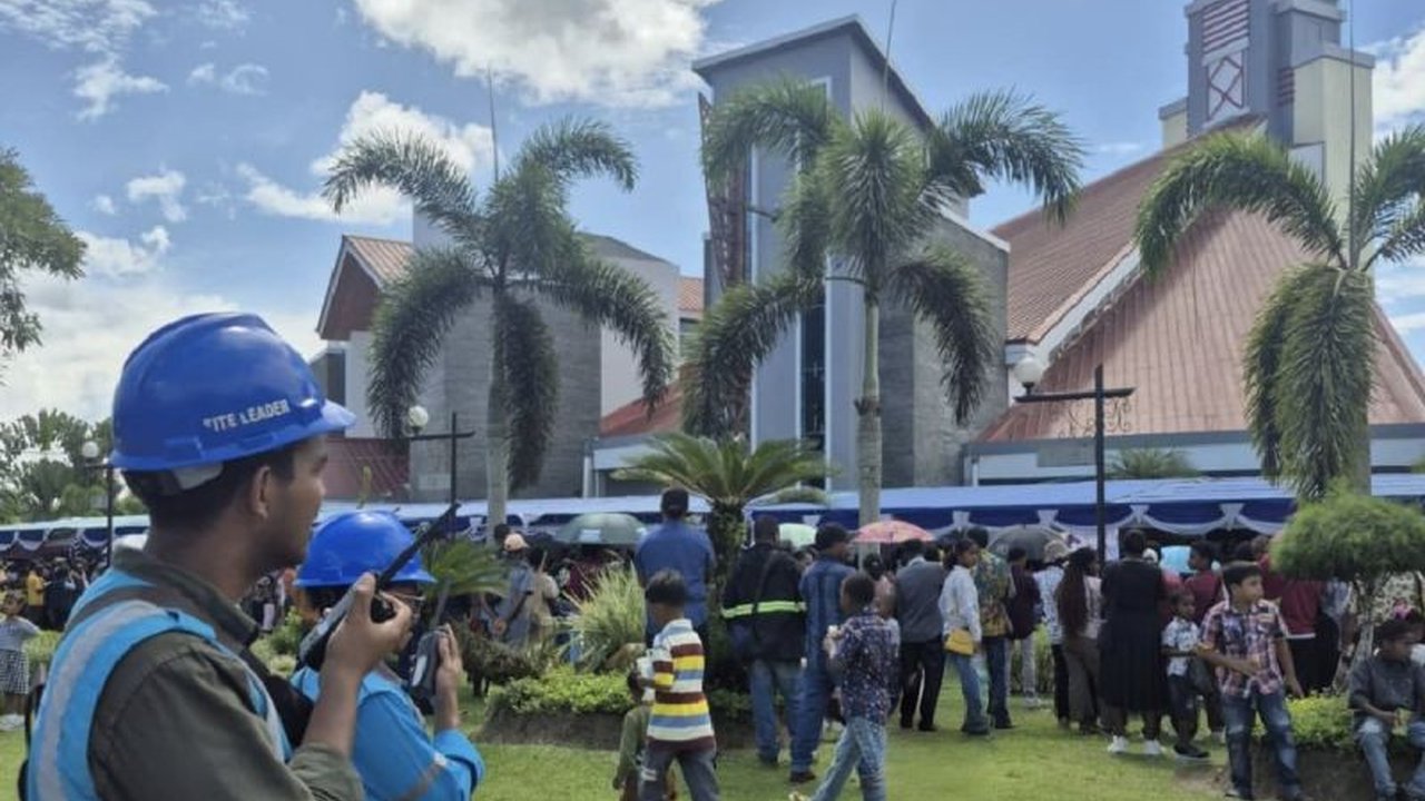 PT PLN UIWP2B memastikan pasokan listrik aman dan andal selama Pentasbihan Uskup Timika di Timika, Papua, 13-15 Mei 2025, dengan dukungan UPS 100 kVA dan 31 personel.