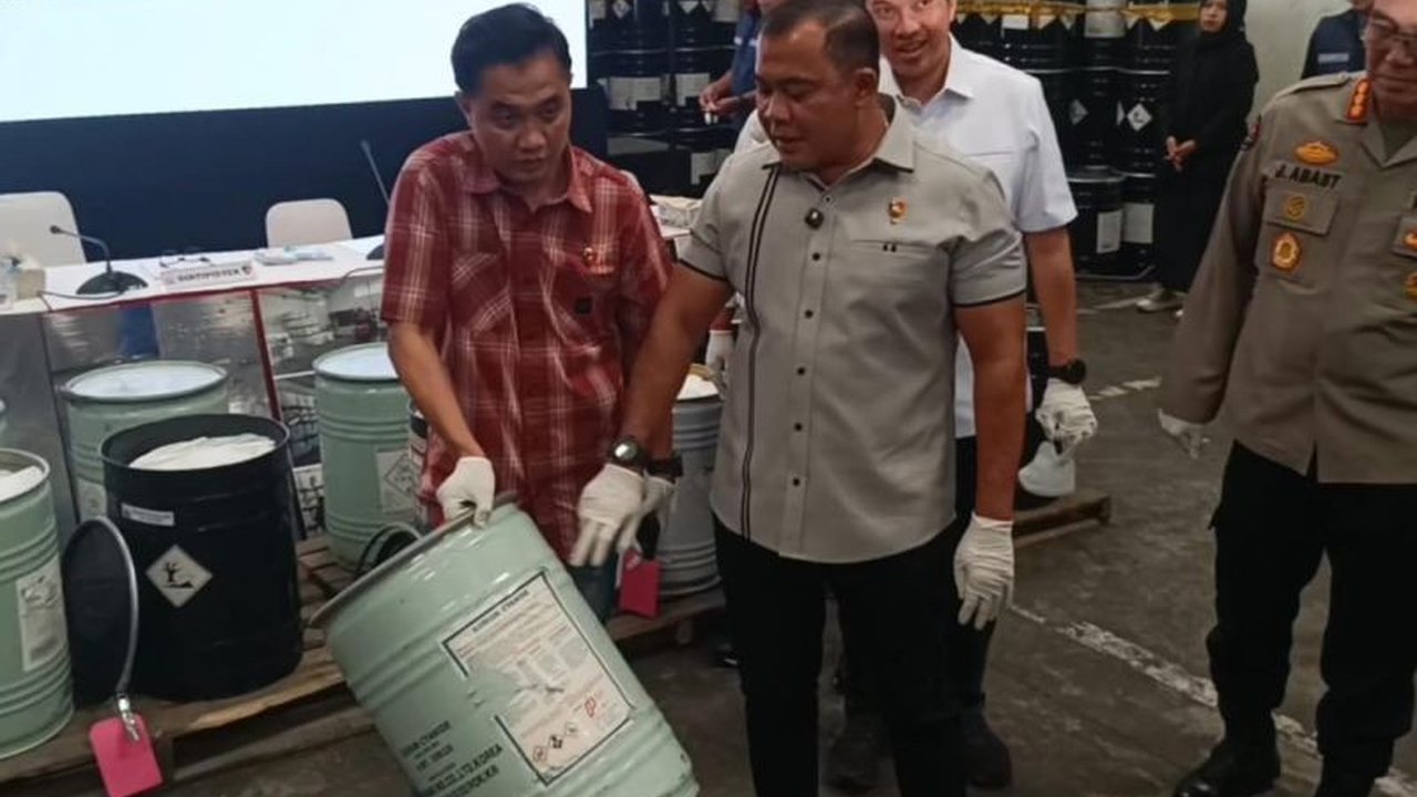 Bareskrim Polri menggerebek dua gudang penyimpanan sianida ilegal di Jawa Timur, mengamankan 494 ton sianida yang diimpor secara ilegal dan dijual ke penambang emas.
