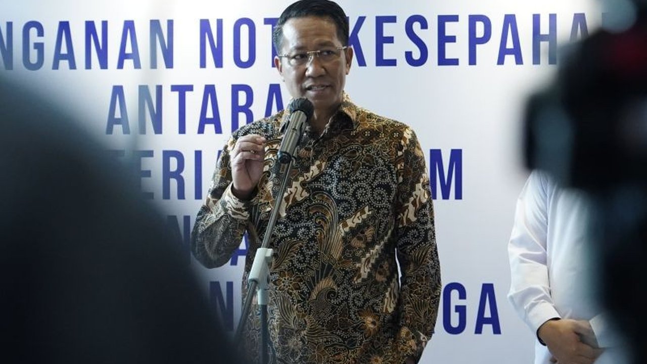 Kementerian Hukum dan HAM menunggu kebijakan Kementerian Dalam Negeri terkait penertiban ormas yang meresahkan masyarakat,  sementara Kemendagri memiliki wewenang untuk ormas tidak berbadan hukum.