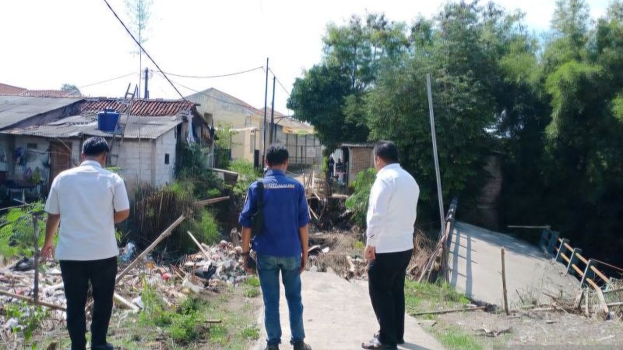 Jembatan alternatif Kali Sadang di Bekasi ambruk diterjang arus deras setelah hujan deras, mengganggu akses warga; pemerintah setempat segera melakukan evakuasi dan merencanakan pembangunan kembali.