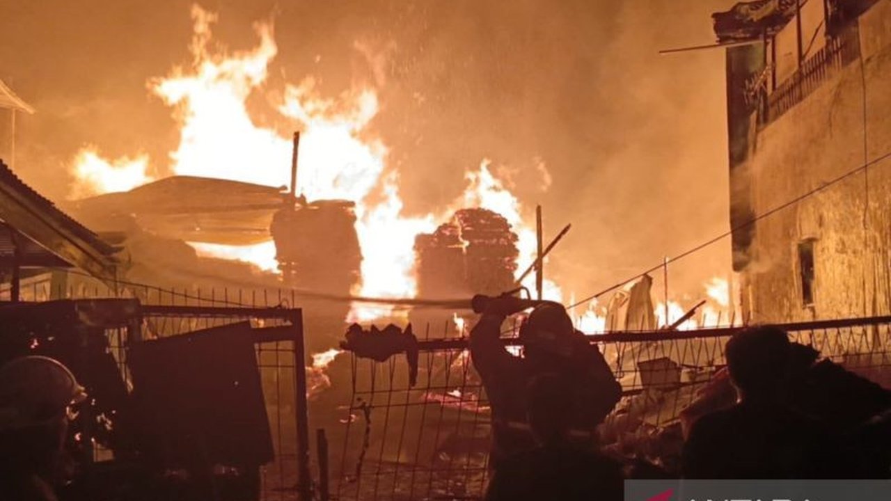 Kebakaran hebat di gudang triplek Cipinang, Jaktim, mengakibatkan kerugian mencapai Rp1 miliar dan memaksa evakuasi 50 warga. Api diduga berasal dari sambaran petir.