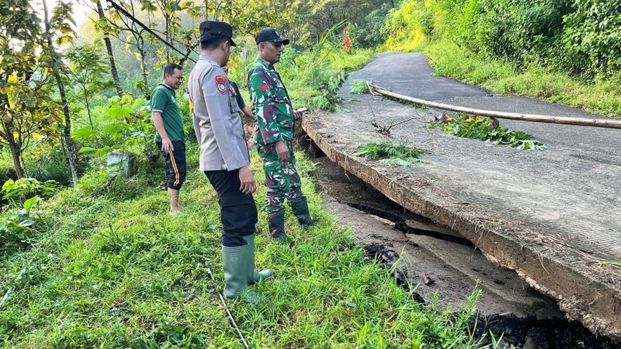 Akses jalan alternatif Ponorogo-Trenggalek ambles akibat longsor pasca hujan deras, jalur utama terputus, kendaraan roda empat dilarang melintas.