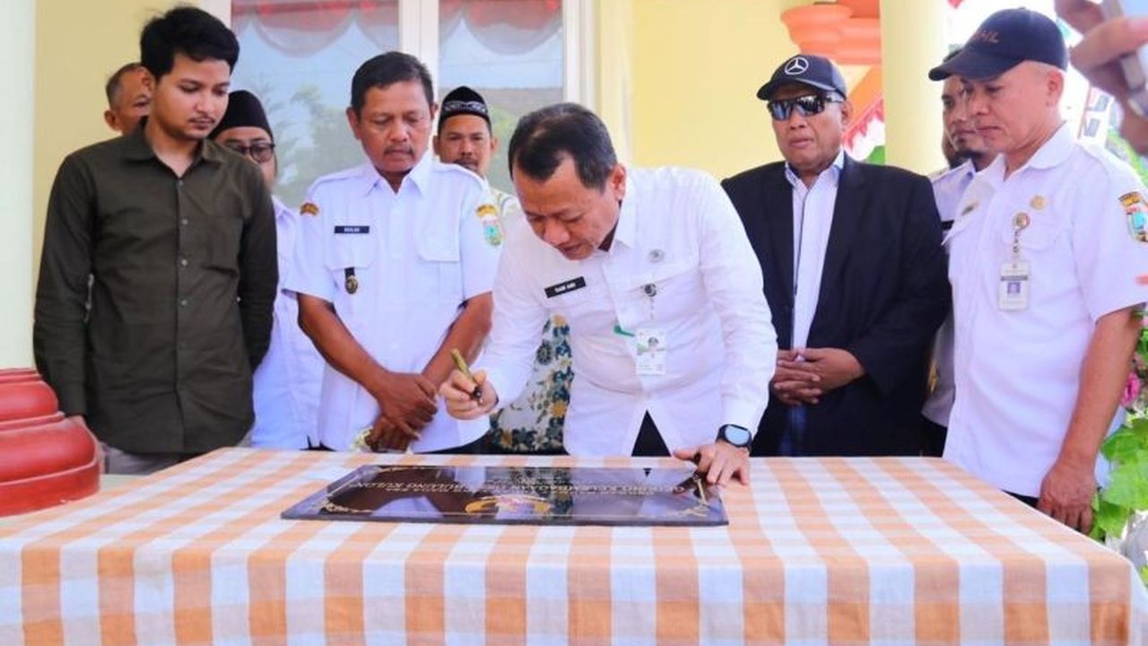 Bupati Kudus, Sam'ani Intakoris, meresmikan gedung LKD Desa Bulung Kulon dan mendorong pemanfaatan optimal gedung tersebut untuk memperkuat kolaborasi pembangunan desa, termasuk pembentukan Koperasi Desa Merah Putih.