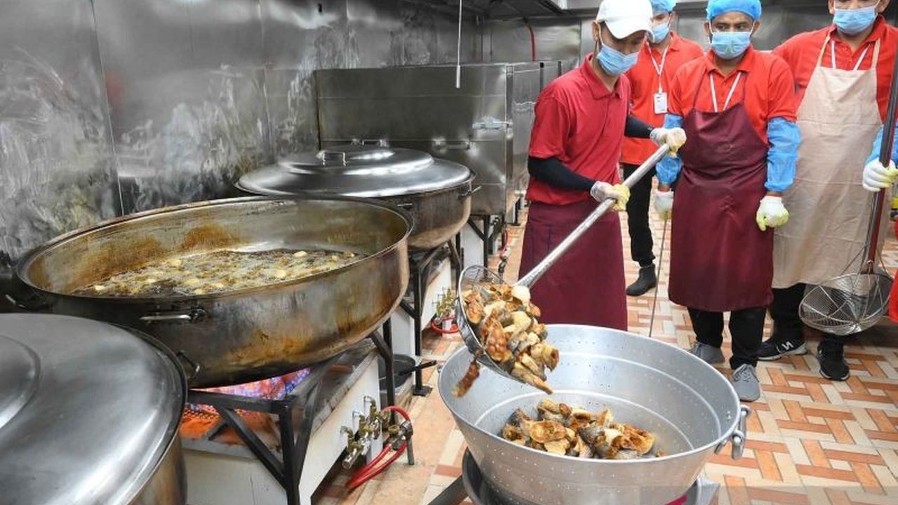 Layanan konsumsi haji 2024 sukses jamin kekhusyukan jamaah lewat cita rasa Nusantara, dengan 475 ton bumbu rempah asli Indonesia yang dikirim ke Arab Saudi.