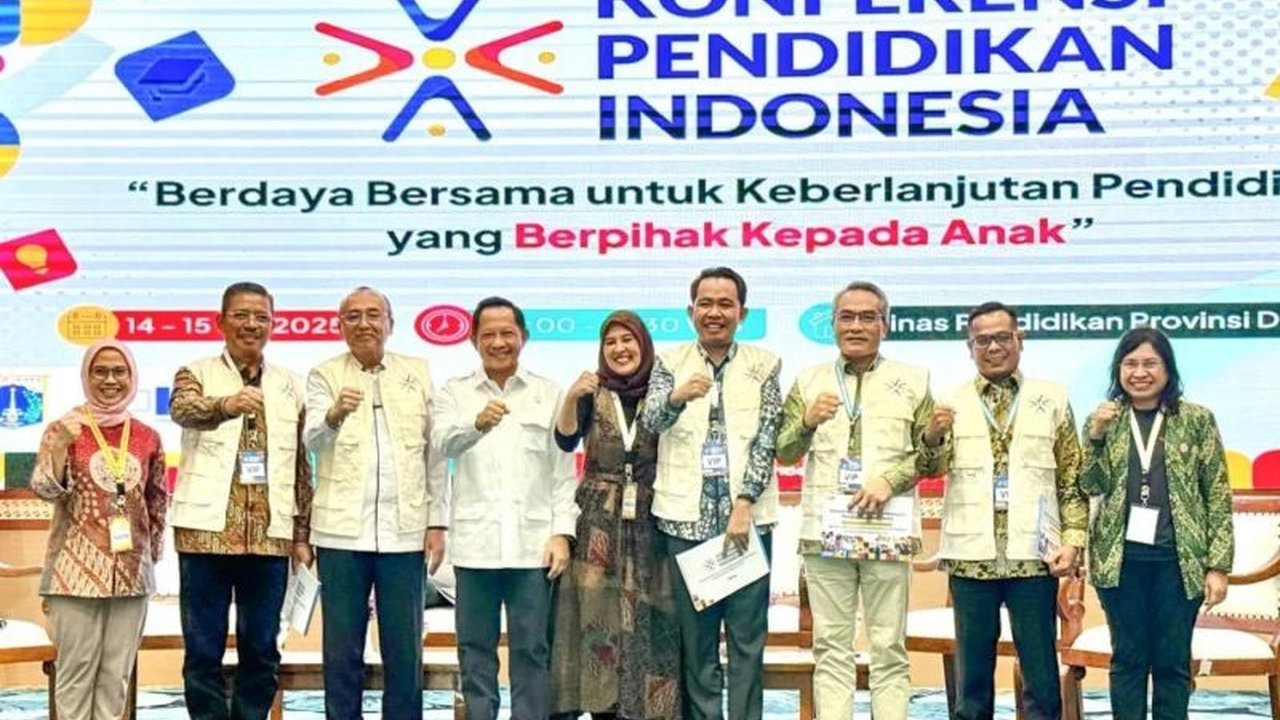 Bupati Jember, Muhammad Fawait, meraih penghargaan nasional di bidang pendidikan dari Lingkar Daerah Belajar,  membuktikan komitmennya memajukan sektor pendidikan di Jember.
