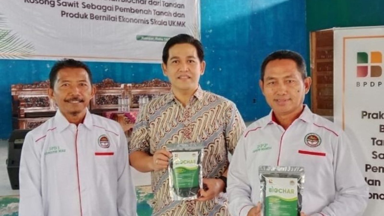 Asosiasi Petani Kelapa Sawit Perusahaan Inti Rakyat (Aspekpir) di Kampar, Riau, kembangkan biochar dari tandan kosong sawit untuk meningkatkan kesuburan tanah dan menawarkan peluang ekonomi baru bagi petani.