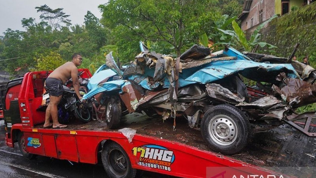Kepolisian Daerah Jawa Tengah melarang truk sumbu tiga melintasi Jalan Magelang-Purworejo setelah dua kecelakaan maut terjadi dalam sepekan terakhir, menelan 12 korban jiwa.