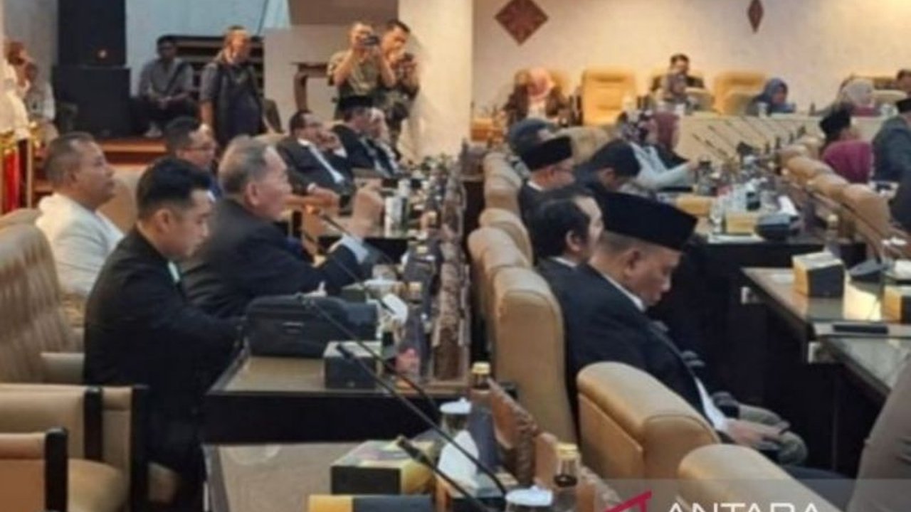 Sidang Paripurna DPRD Jawa Timur terkait Raperda perubahan Perda BUMD diwarnai walk out Fraksi Golkar karena nota penjelasan disampaikan Wagub, bukan Gubernur Khofifah.