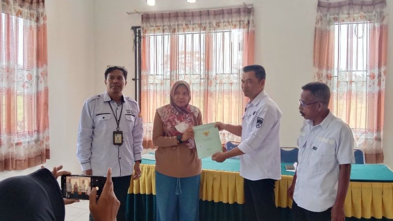 Pemerintah Kabupaten Siak, Riau, telah menyerahkan 321 sertifikat tanah gratis kepada warga Kelurahan Sungai Mempura melalui program PTSL 2024, dengan harapan dapat meningkatkan perekonomian masyarakat.