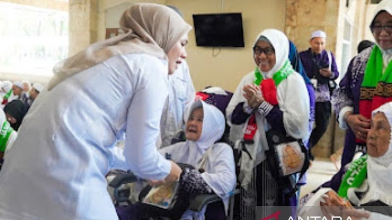 Sebanyak 65 calon haji Banjarmasin bergabung dengan jamaah Kalimantan Tengah dalam Kloter 06 Embarkasi Banjarmasin menuju Tanah Suci pada musim haji 2025.