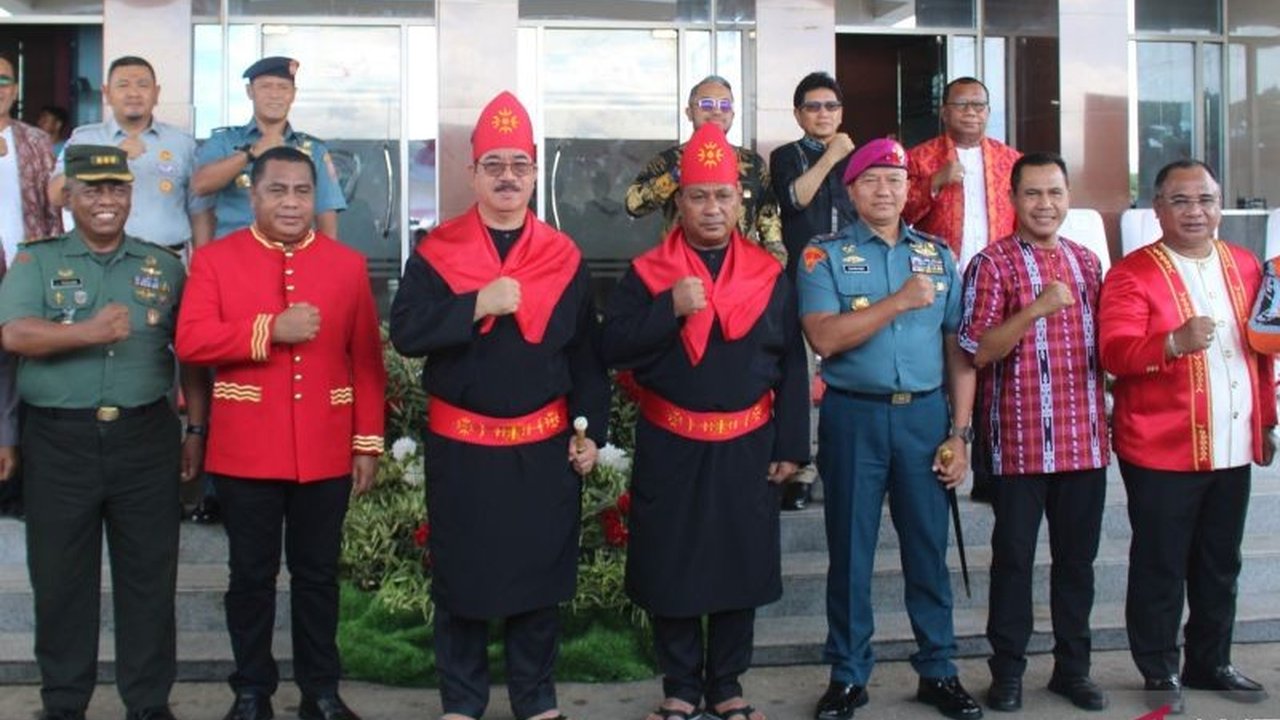 Majelis Latupati Maluku resmi menganugerahkan gelar adat kehormatan kepada Gubernur Maluku, Hendrik Lewerissa sebagai Upulatu Maluku, dan Wakil Gubernur, Abdullah Vanath sebagai Pati Maluku, sebagai simbol kepemimpinan dan pengabdian.