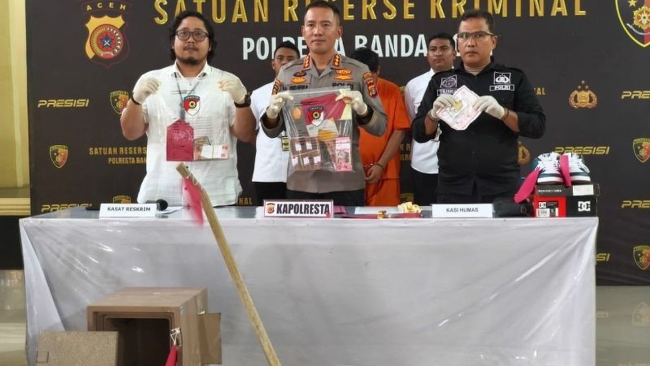 Polresta Banda Aceh berhasil mengungkap kasus pencurian emas senilai Rp280 juta di Aceh Besar; pelaku merupakan mantan karyawan korban yang menjual sebagian hasil curiannya untuk membeli iPhone dan emas.