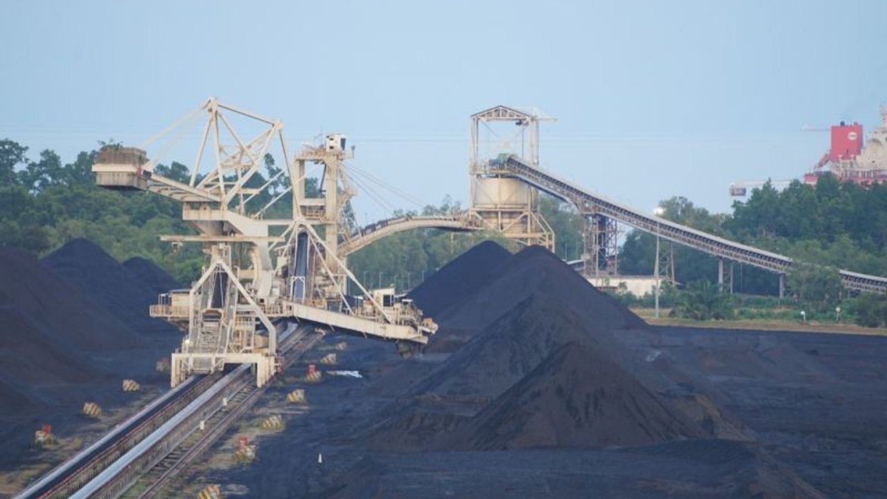 PT Bumi Resources Tbk (BUMI) dan anak usahanya berkomitmen hampir 100 persen menggunakan pemasok lokal untuk pengadaan barang dan jasa, mendorong pertumbuhan ekonomi nasional dan pemberdayaan masyarakat.