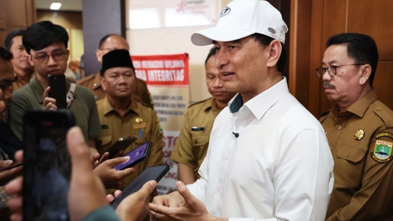 Wakil Gubernur Banten menegaskan akan menindak tegas oknum pengusaha yang diduga meminta proyek Rp5 triliun tanpa lelang di Cilegon, Banten, dengan gaya premanisme yang merusak iklim investasi.