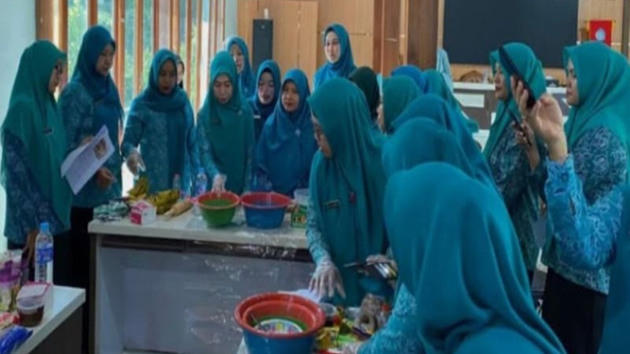 Pemerintah Kabupaten Tanah Laut, Kalimantan Selatan, menggelar pelatihan Usaha Peningkatan Pendapatan Keluarga (UP2K) untuk memberdayakan perempuan dan meningkatkan perekonomian keluarga di era digital.