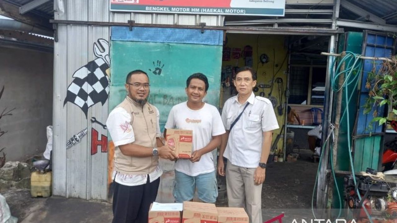 Baznas Belitung menyalurkan bantuan pengembangan usaha bengkel motor kepada Haekal Fikri, program Z-Auto Baznas pertama di Bangka Belitung yang bertujuan memberdayakan ekonomi umat.