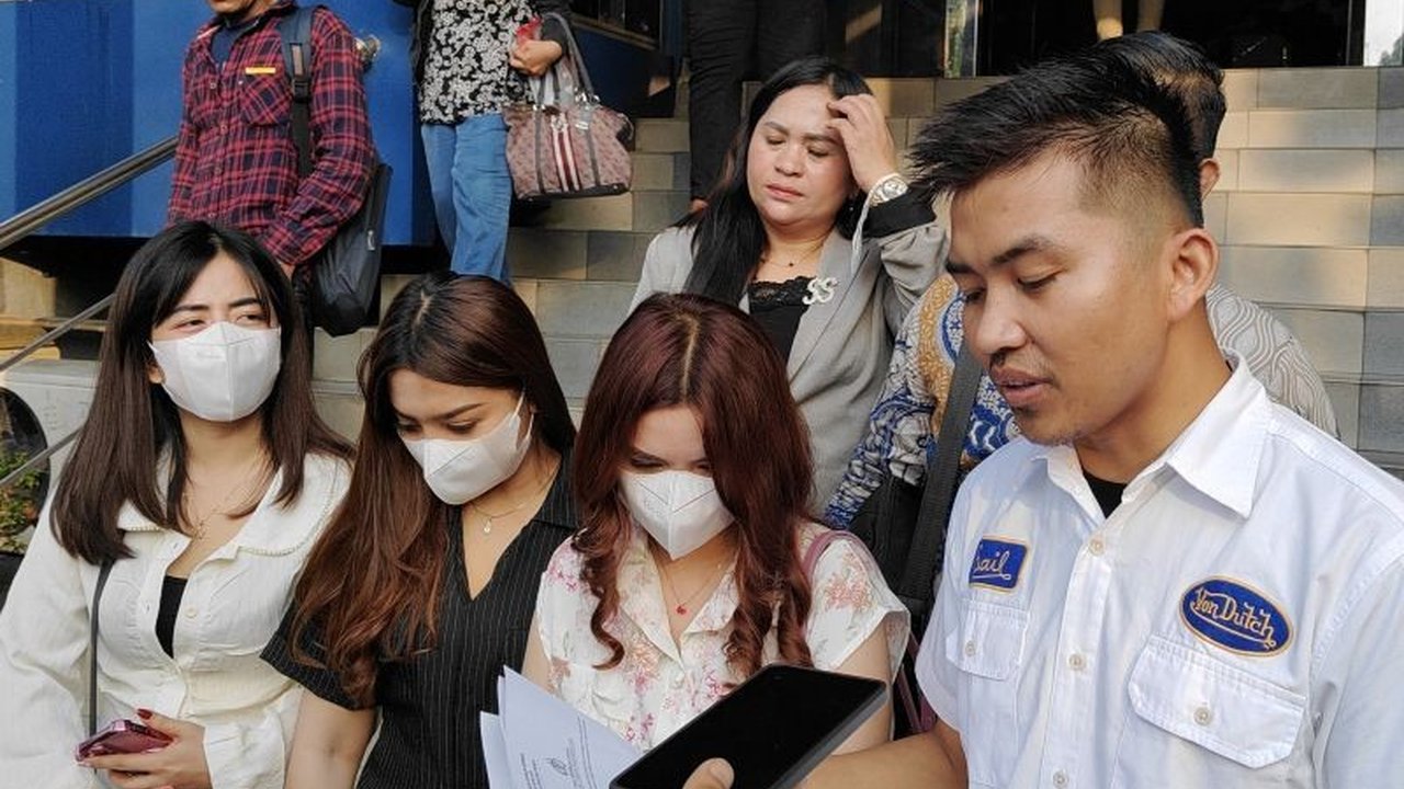 Tiga wanita melaporkan klinik kecantikan di Jakarta Timur ke Polda Metro Jaya karena mengalami malapraktik rhinoplasty dengan dampak serius, termasuk infeksi dan kerusakan hidung.