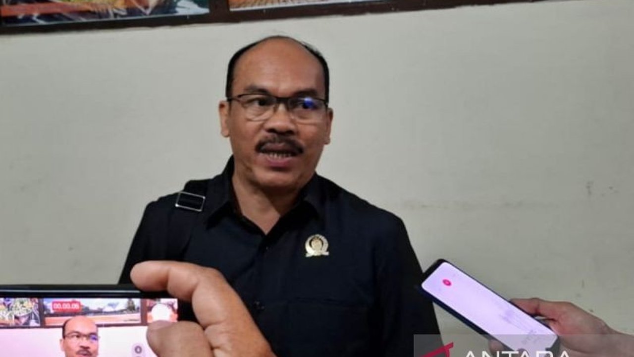 DPRD Banjarmasin mengecam praktik penahanan ijazah karyawan oleh perusahaan dan mendesak pemerintah kota untuk membuat regulasi serta pengawasan yang lebih ketat.