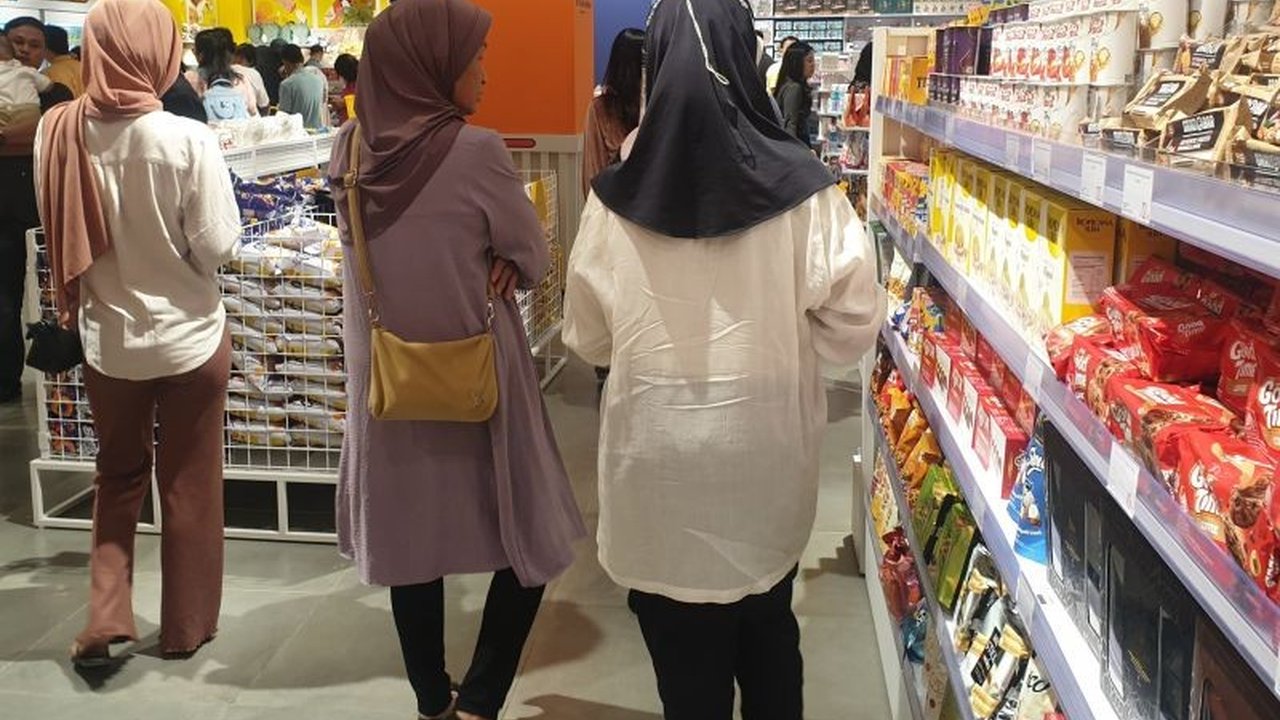 Dinas Ketahanan Pangan Sumsel melanjutkan pasar sembako murah untuk membantu masyarakat kurang mampu dan menekan inflasi, menawarkan harga bahan pokok lebih rendah dari pasaran.