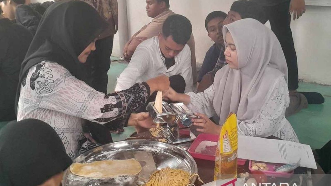 PKBM Ruman Aceh di Banda Aceh melatih ratusan anak putus sekolah untuk menjadi wirausahawan muda, menciptakan kemandirian ekonomi dan masa depan yang lebih cerah.