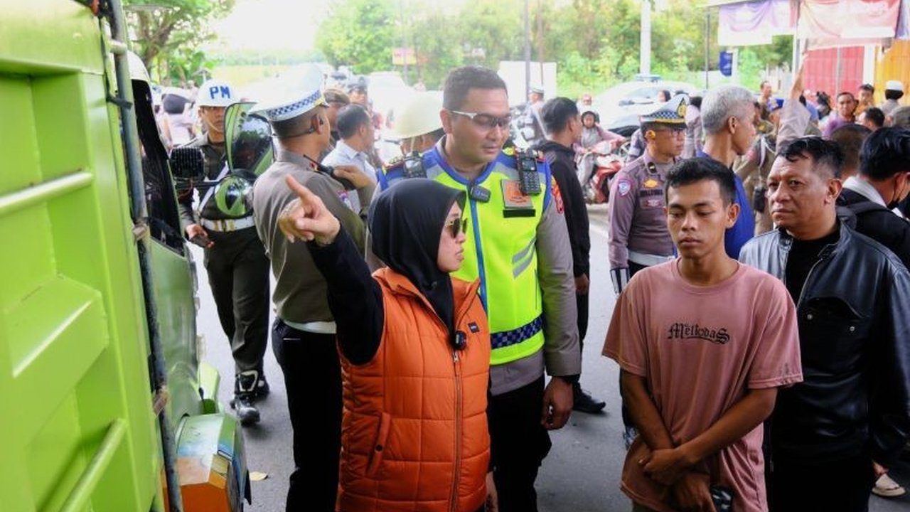 Tim gabungan di Gowa menindak tegas puluhan truk over tonase dengan denda Rp5 juta per kendaraan, karena telah merusak jalan dan membahayakan pengguna jalan.