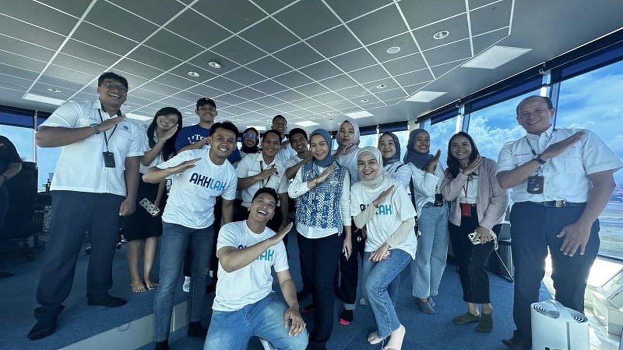 Kementerian BUMN mengajak puluhan influencer karyawan BUMN untuk mempelajari layanan navigasi udara di AirNav Denpasar, guna memperkuat transformasi digital dan citra positif BUMN.