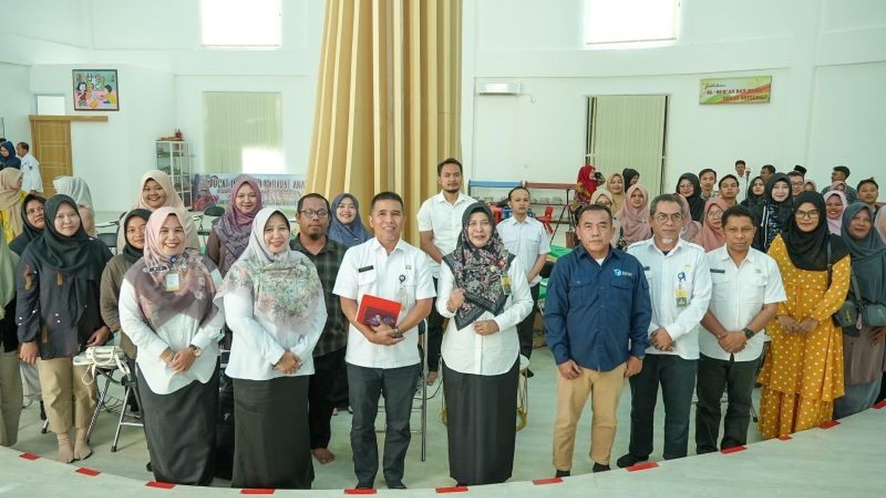 Kementerian Komunikasi dan Informatika (Kominfo) menggelar pelatihan pemasaran digital dengan AI dan pembuatan konten video di Siak, Riau, untuk memberdayakan pelaku UMKM dan generasi muda.