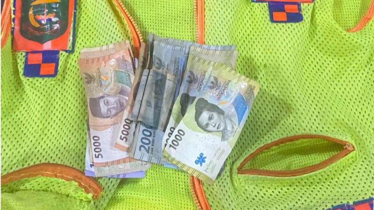 Polresta Tanjungpinang berhasil mengamankan tiga juru parkir liar yang beroperasi tanpa izin resmi dan meresahkan warga Tanjungpinang dalam Operasi Pekat 2025.