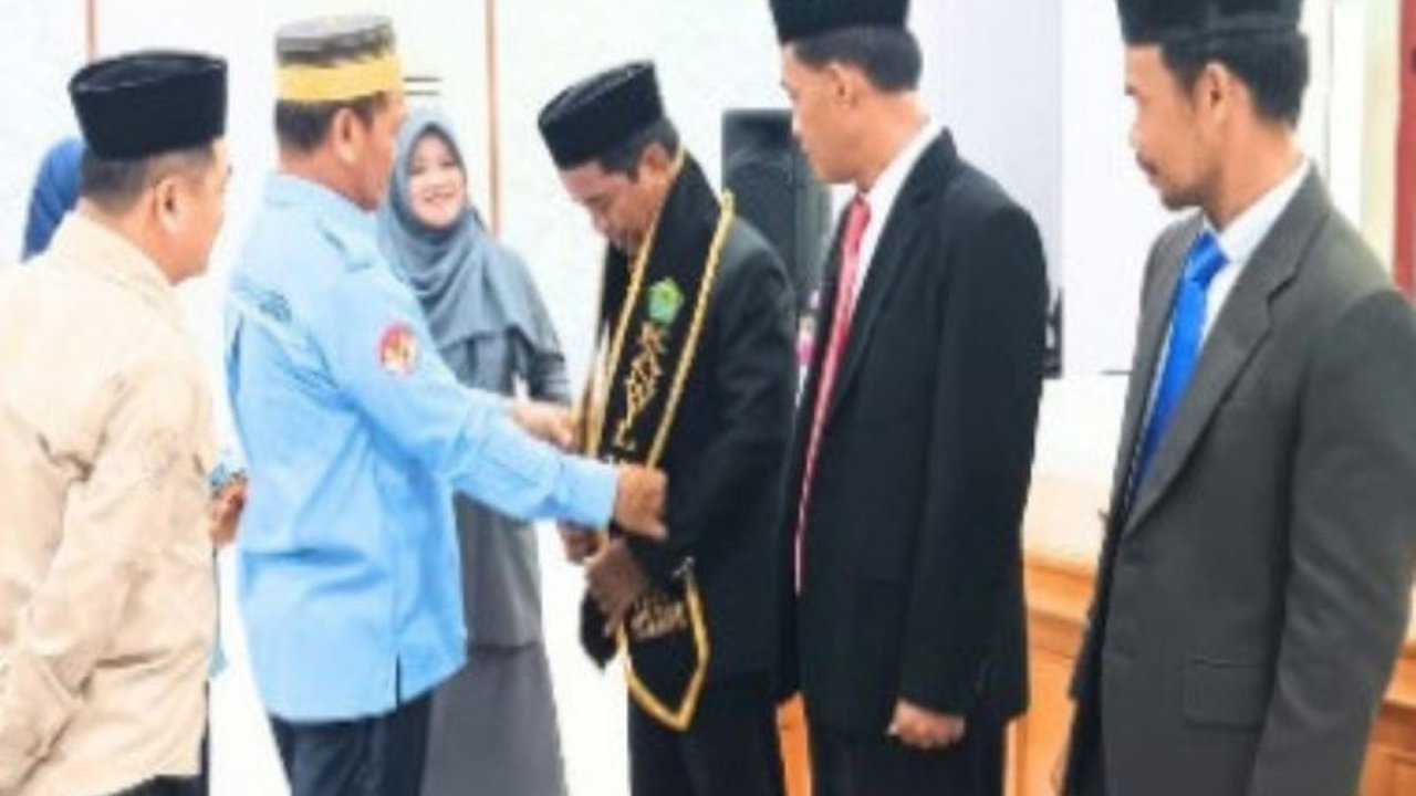 Kemenag Sulbar mengukuhkan tiga ASN sebagai agen perubahan untuk mewujudkan Zona Integritas dan Wilayah Birokrasi Bersih dan Melayani (WBBM), dengan program unggulan 'Go Green', BTQ, dan Sapoku.