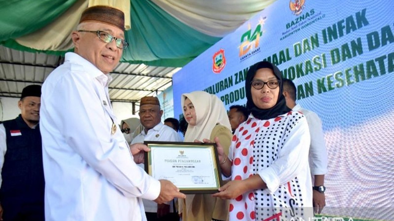 Bupati Gorontalo, Sofyan Puhi, menyerahkan bantuan zakat dan infak dari Baznas Kabupaten Gorontalo kepada 102 penerima manfaat yang meliputi program kemanusiaan, ekonomi produktif, pendidikan, dan kesehatan.