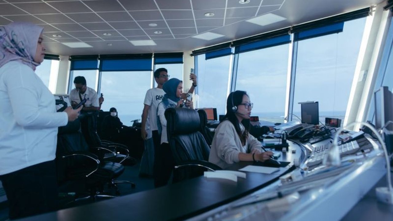 AirNav Indonesia Cabang Denpasar melayani 6.136 pergerakan pesawat selama libur panjang Waisak, menandakan peningkatan signifikan aktivitas penerbangan di Bali.