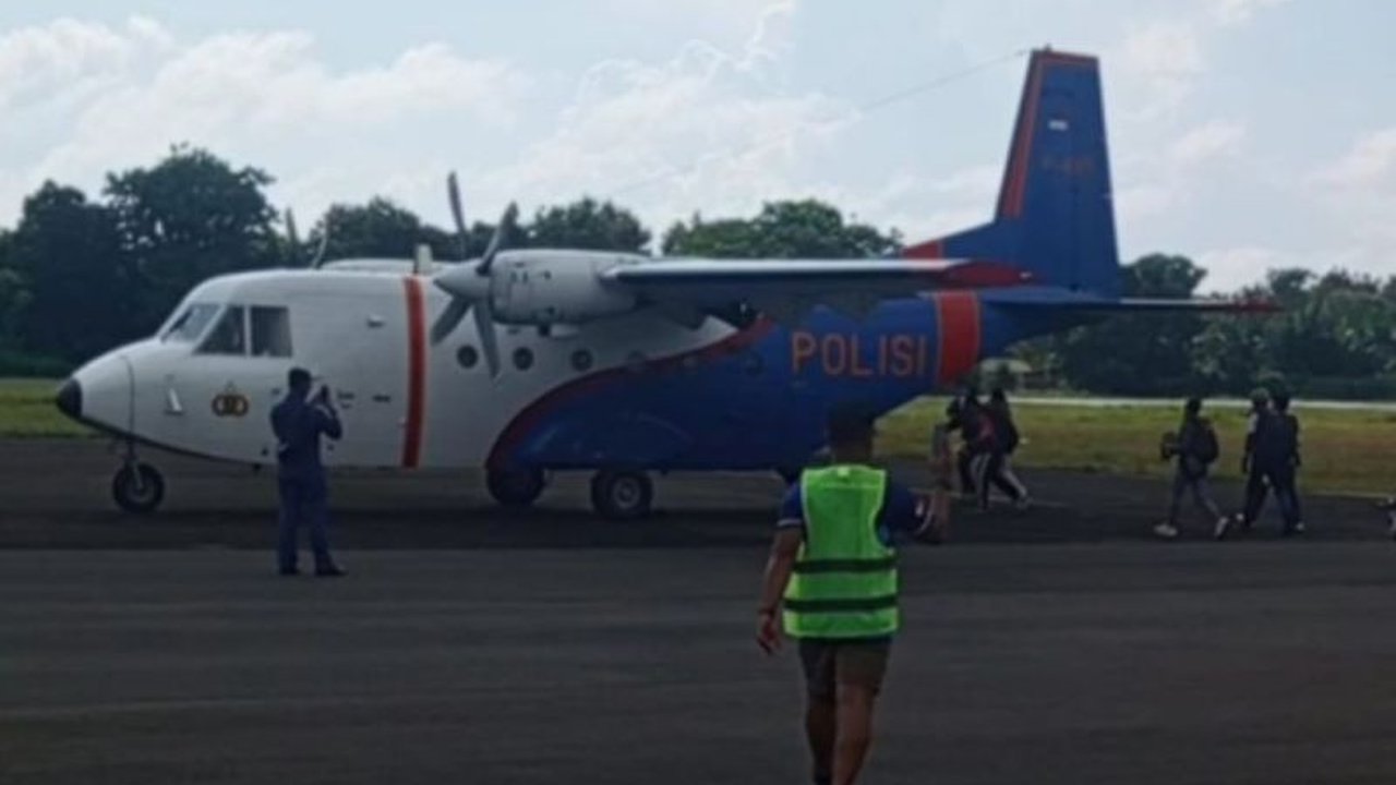 Bandara Dewadaru Karimunjawa akan mulai beroperasi pada 4 Juli 2025 dengan rute penerbangan dari Yogyakarta dan Semarang, menandai peningkatan aksesibilitas dan potensi pariwisata.