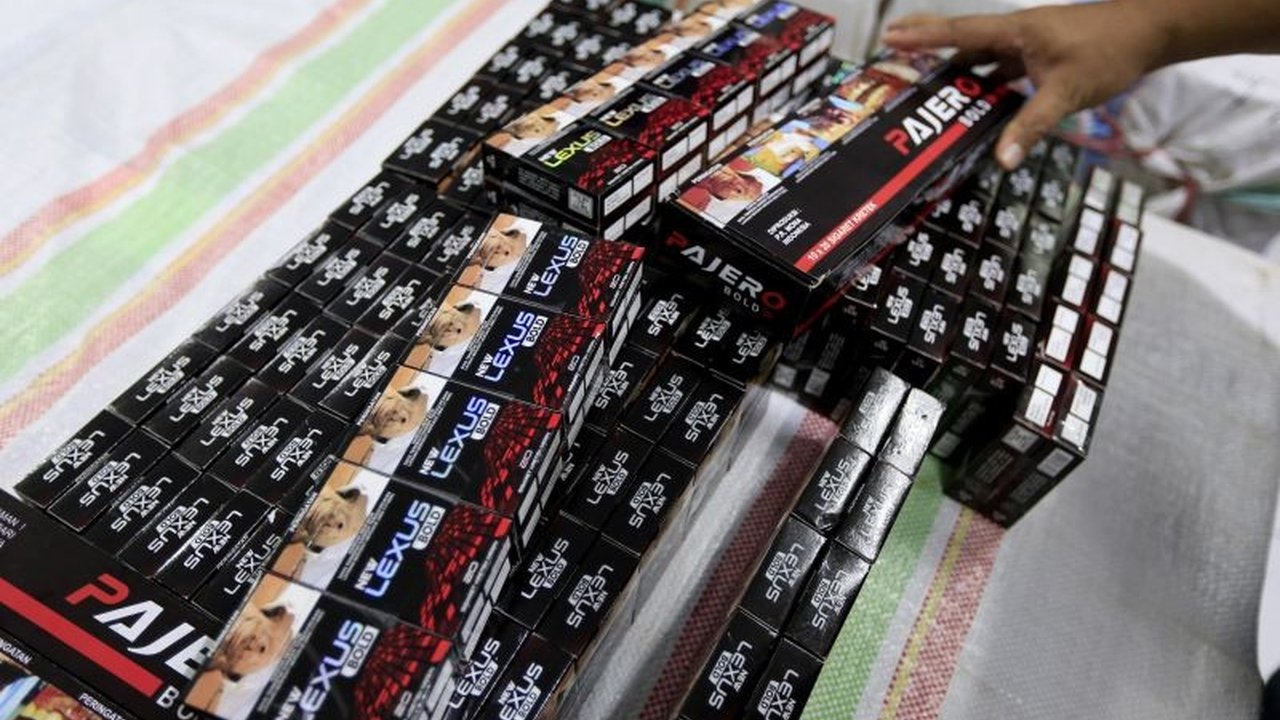 Maraknya rokok ilegal di Indonesia dikaitkan dengan kenaikan cukai, namun data empiris menunjukkan fakta yang berbeda dan penegakan hukum yang lemah sebagai penyebab utama.